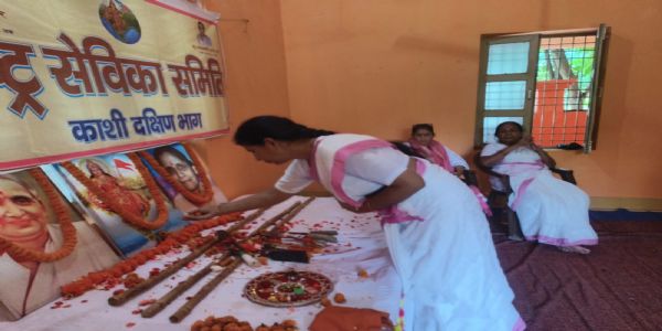 राष्ट्र सेविका समिति की स्वयंसेविकाओं ने निकाला पथ संचलन, शस्त्र पूजन