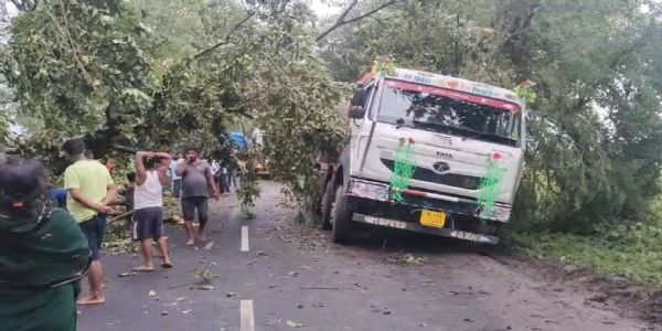 तेज हवा और मेघ गर्जन के साथ हुए मूसलाधार बारिश से शहर जलमग्न,कई झोपड़ियां उड़ी,पेड़ उखड़े