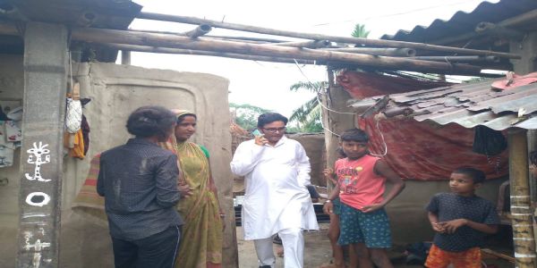 आंधी तूफान से सैकड़ों घर हुए जमींदोज,नेताओं ने जायजा लेकर अधिकारियों और मंत्रियों से की बात