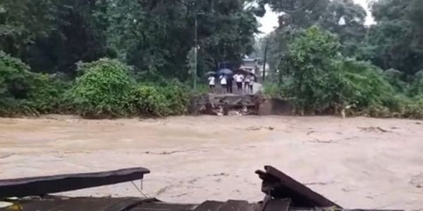 होलोंग नदी पर बना लकड़ी का पुल बहा, जलदापाड़ा में कई पर्यटक फंसे