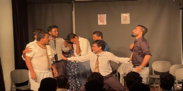 रंगकोसी ने अर्जेंट मीटिंग नाटक का किया मंचन,कलाकारों ने मंच को किया जीवंत