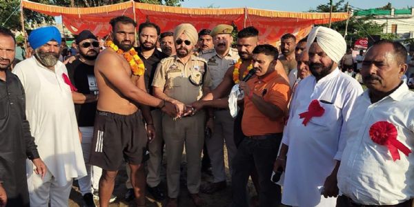 गांव चौहाला में हुआ वार्षिक दंगल, बराबरी पर रहा पहला मुकाबला