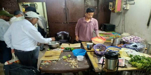 एफडीए का सब्जी वाला के किचन पर छापा, गंदगी मिलने पर नोटिस जारी