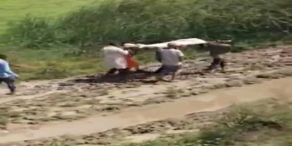 दलदल में फंसी शव यात्रा, ग्रामीण बोले, विकास केवल कागजों में