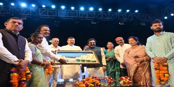 मां नर्मदा के पूजन से नर्मदा महोत्सव का शुभारंभ, अभिलिप्सा पांडा के भजनों से गूंजा रेवा तट