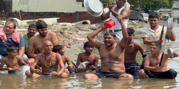 रविदास मार्ग पर बारिश से जल-जमाव के विरोध में थरिया-लोटा-घंटा बजाकर प्रदर्शन