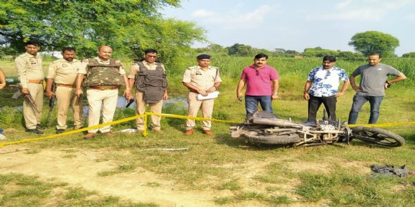 कछवां में गरजी पुलिस की बंदूकें– दो इनामी बदमाशाें के पैर में लगी गाेली, तीसरा साथी गिरफ्तार