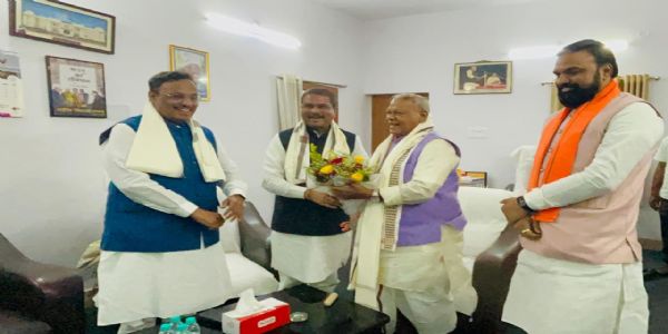 धर्मेंद्र प्रधान जीतनराम मांझी से मुलाकात के दौरान