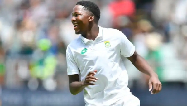 दक्षिण अफ्रीका के तेज गेंदबाज क्वेना माफाका दक्षिण अफ्रीका के तेज गेंदबाज क्वेना माफाका