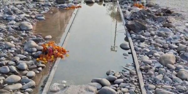 गंगा में दिखती रेल की पटरी