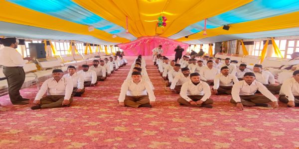 बदरी धाम में मौजूद स्वयंसेवक।