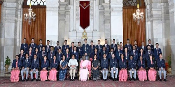 राष्ट्रपति द्रौपदी मुर्मु सोमवार को राष्ट्रपति भवन में एनएसएस पुरस्कार पाने वालों के साथ
