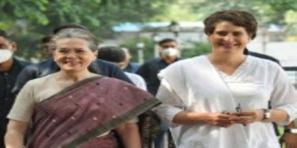 सोनिया गांधी और प्रियंका गांधी