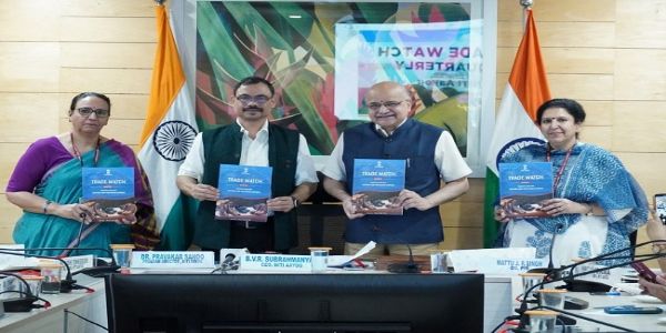 ट्रेड वॉच क्वार्टरली के चौथे संस्करण को जारी करते सुब्रह्मण्यम और अन्‍य