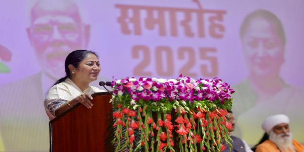 एनडीएमसी के कन्वेंशन सेंटर में सोमवार को वाल्मीकि जयंती के उपलक्ष्य में हुए कार्यक्रम को संबोधित करती मुख्यमंत्री रेखा गुप्ता