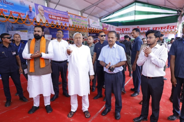 मुजफ्फरपुर में विभिन्न योजनाओं का उद्धाटन करते मुख्यमंत्री