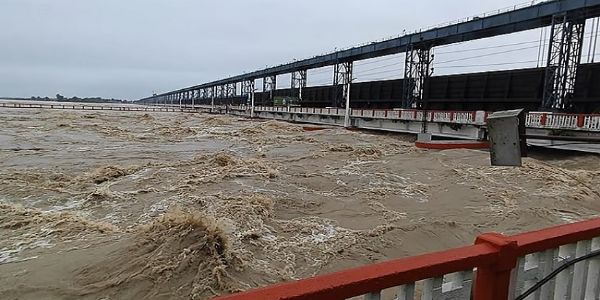 बिहार में सुपौल जिले के वीरपुर स्थित कोसी बराज की फोटो