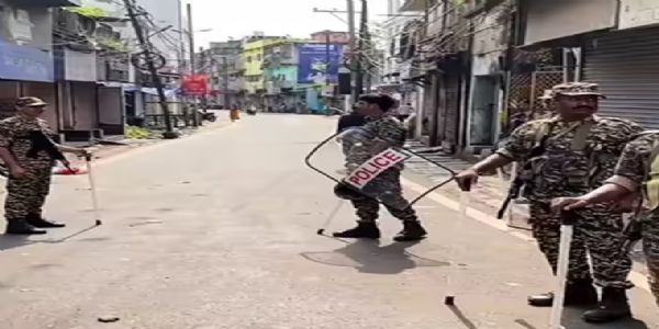 कर्फ्यू लगाने का फैसला वरिष्ठ अधिकारियों ने लिया।