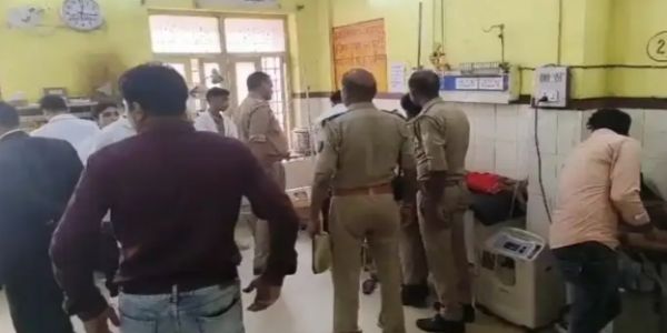 जिला न्यायालय परिसर में पति ने पत्नी पर किया जानलेवा हमला, हालत गंभीर