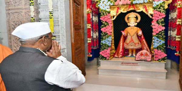 राज्यपाल ने स्वामीनारायण मंदिर पहुंचकर की विधिवत पूजा—अर्चना