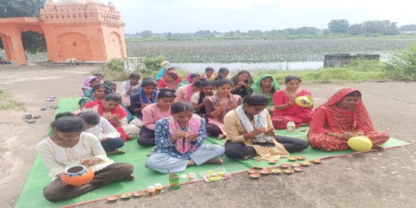 मप्र के मंडला जिले की जनजातीय महिलाएं दीपावली पर रच रहीं परंपरा और रंगों का संगम