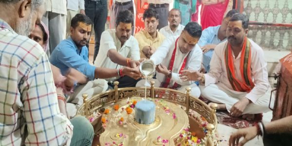 शरद पूर्णिमा के अवसर पर विहित के अवध प्रान्त मंत्री ने की संगठन के पदाधिकारी के साथ पूजा अर्चना
