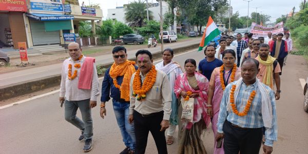 कमीशन वृद्धि और 30 हजार रुपये मासिक मानदेय को लेकर दुकान संचालकों ने निकाली पदयात्रा