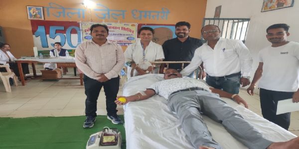 धमतरी जिला जेल में 10 कर्मचारियों ने किया स्वैच्छिक रक्तदान