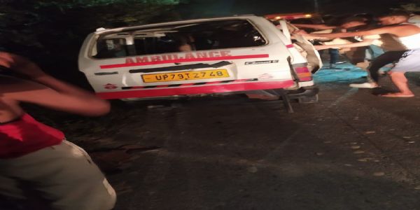 तेज रफ्तार पिकअप और एम्बुलेंस की भिड़ंत, चालक की मौके पर मौत