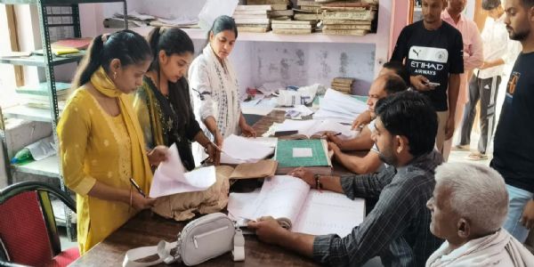 जींद : पटवारियों ने काले बिल्ले लगाकर किया काम