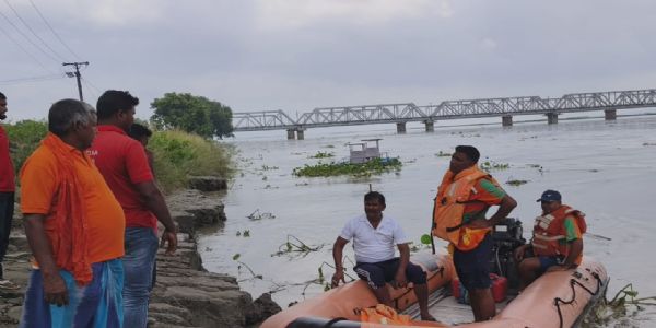 कुर्सेला के कोशी पुल से गंगा में कूदा युवक, तलाशी अभियान जारी