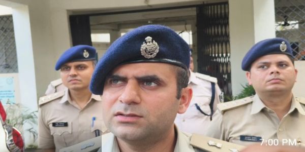 ग्रामीणाें पर लाठी चार्ज करने के आरोप में थाना प्रभारी निलंबित, तीन पुलिस अधिकारी लाइन हाजिर