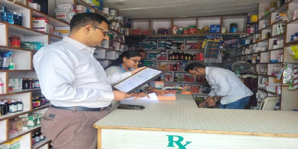 सुरक्षि मेडिकल प्रतिष्ठानों का औचक निरीक्षण, पांच कफ सिरप के नमूने जांच को भेजे गए