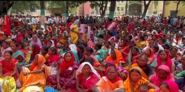 वन अधिकार को लेकर अनिश्चितकालीन धरना पर बैठे ग्रामीण
