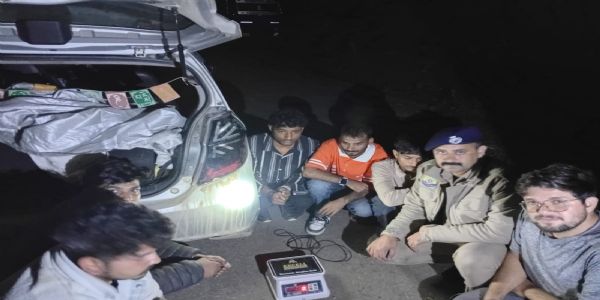 कार से 150 ग्राम चरस बरामद, पांच गिरफ्तार