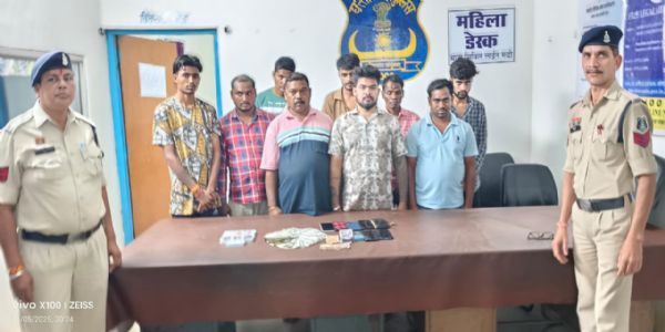 धमतरी : जंगल में चल रहे जुए के अड्डे पर दबिश, नौ जुआरी गिरफ्तार