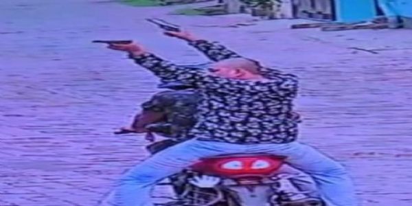 टेका चौधरी ने गुड्डू पांडेय के घर पर की फायरिंग, इलाके में दहशत