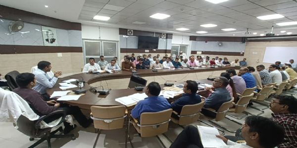 विद्युत व्यवस्था में सुधार लाने काे लेकर डीएम ने अधिकारियों को लगाई फटकार