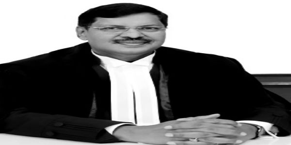 चीफ जस्टिस की तरफ कुछ फेंकने की कोशिश, आरोपित वकील हिरासत में