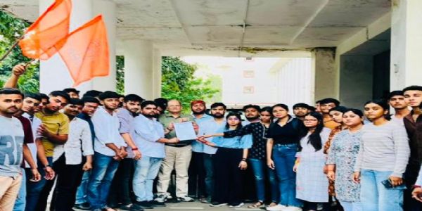 जबलपुर इंजीनियरिंग कॉलेज में एबीवीपी ने किया प्रदर्शन