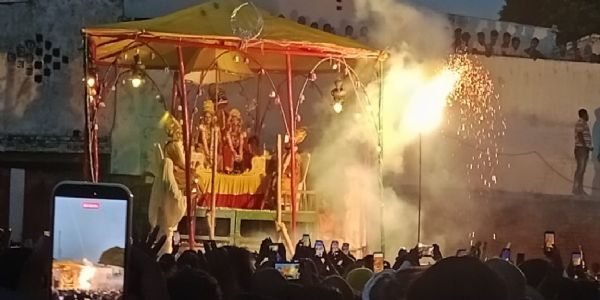 रामनगर की विश्वप्रसिद्ध रामलीला में भोर की आरती देख श्रद्धालु आह्लादित