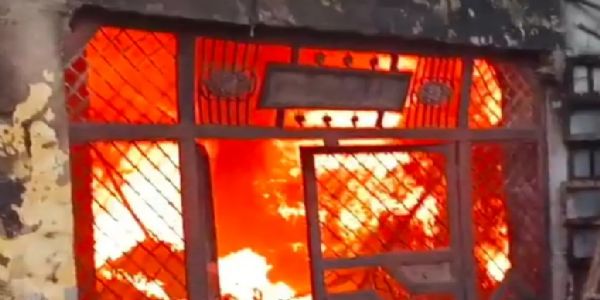 टैंट हाउस में लगी भीषण आग, लाखों का नुकसान