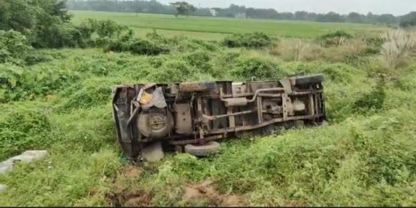 बेलदा बखराबाद में पिकअप वैन हादसा, चालक और हेल्पर घायल