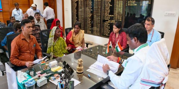 जनता दरबार में उपायुक्त ने अधिकारियों को दिया रैयतों की जमीन की सुरक्षा करने का निर्देश