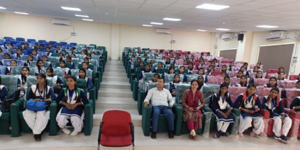 अंतर्राष्ट्रीय बालिका दिवस की पूर्व संध्या पर छात्राओं काे विश्वविद्यालय में कराया गया शैक्षिक भ्रमण
