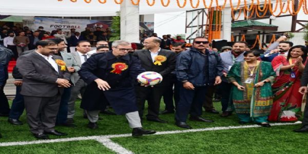 (अपडेट) फुटबॉल को किक मारकर 69वें राष्ट्रीय स्कूल खेलों का मुख्यमंत्री उमर ने किया उद्घाटन
