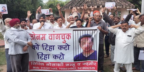 पर्यावरण कार्यकर्ता सोनम वांगचुक को जल्द रिहा किए जाने की मांग को लेकर हुआ प्रदर्शन