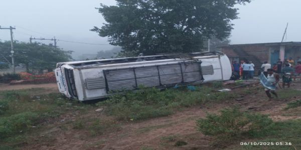 रांची जा रही बस पलटी, 11 यात्री घायल