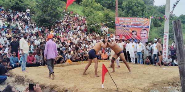 हाजीपुर के चीनी और राजातालाब के लक्कड़ पहलवान की 51 हजार की कुश्ती बराबरी पर छूटी