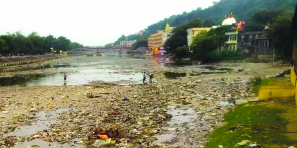 गंगा में जल प्रवाह अवरूद्ध होने से अंत्येष्टि में भी आ रही दिक्कत